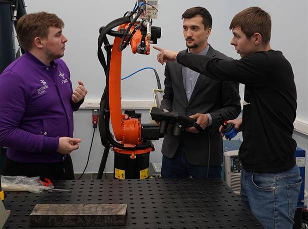 Исполнительный директор Фабрики фильтров «Baltik» принял участие в демонстрационном экзамене по компетенции «Промышленная робототехника»