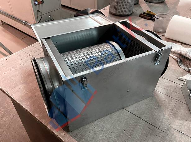 Канальный фильтр для вентиляции с двумя угольными фильтр-элементами